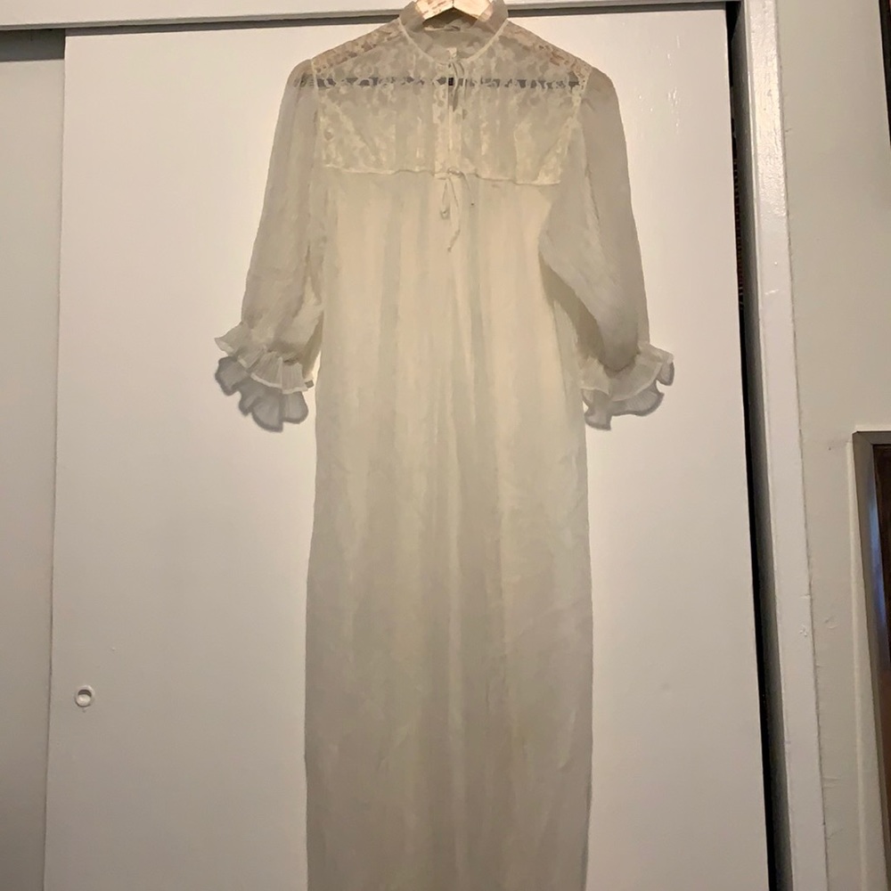 Women’s vintage Nylon ivoy chiffon robe